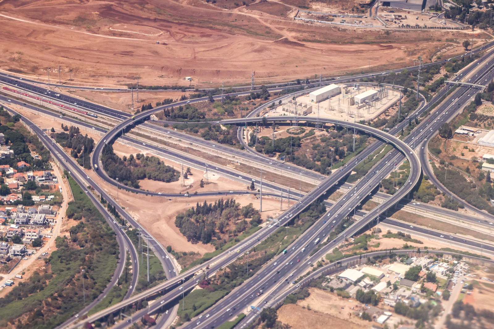 Vista aérea de vias que se cruzam em diferentes caminhos